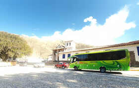 Turismo MER Tour Bus en la carretera Cusco Puno